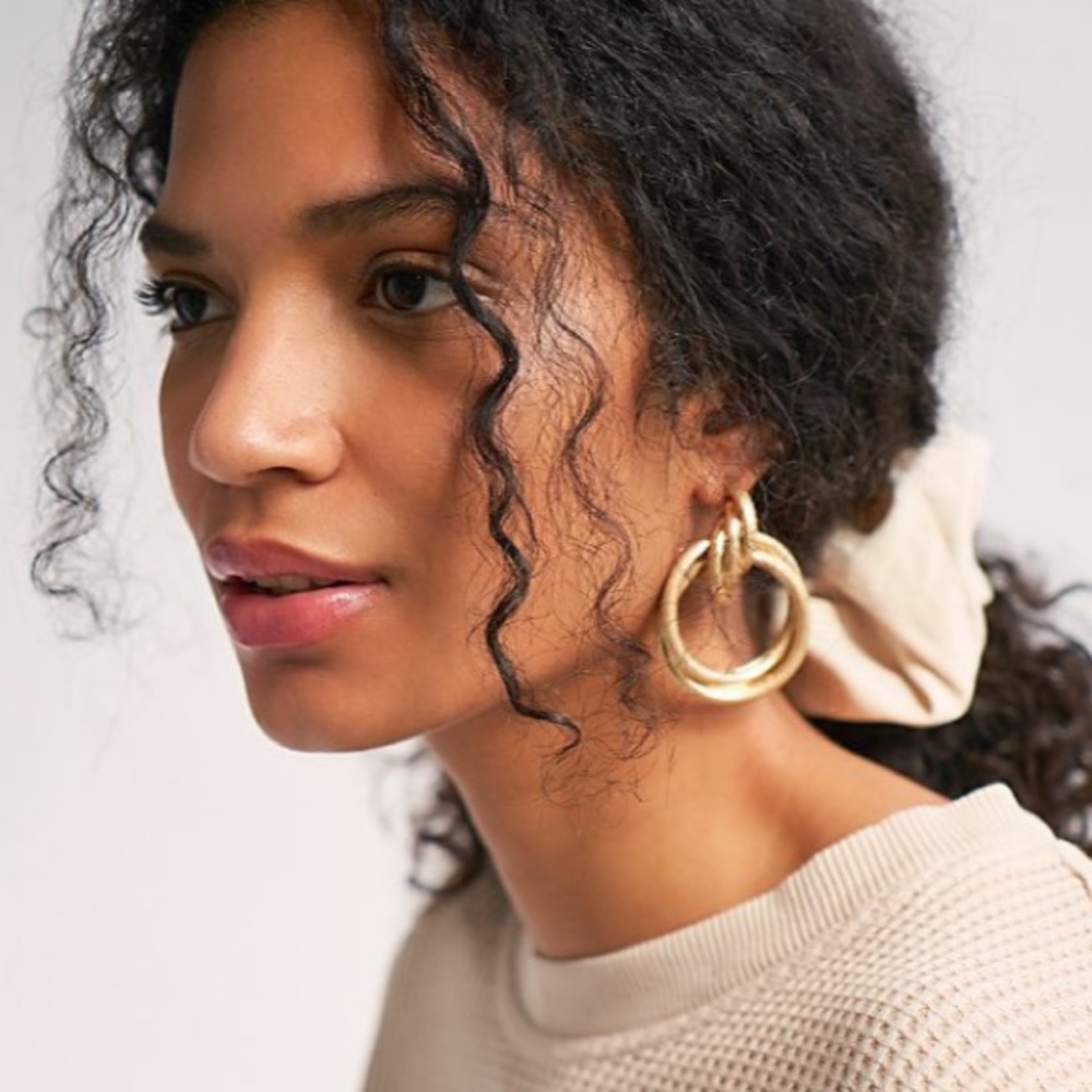 🌿Knock Knock Hoop Earrings! - Picture 5 of 5